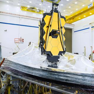 Le télescope spatial James Webb avec son bouclier thermique déployé. © Nasa, Chris Gunn