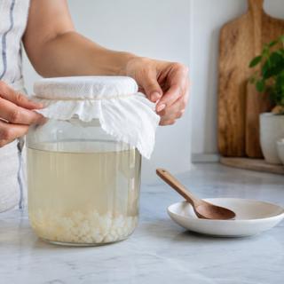 Kéfir, kombucha, kimchi… Les produits fermentés sont vantés pour leurs bénéfices sur la santé et le microbiote. Mais que dit vraiment la science&nbsp;? © Adobe Stock, Sugar Love Love (image générée à l’aide de l’IA)