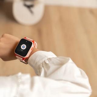 O relógio é tranquilizador para os pais. Eles podem se comunicar com a criança por chamada de voz, videochamada e localizá-la geograficamente. ©Futura