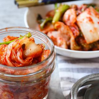 Le kimchi est fabriqué en salant et en faisant fermenter des légumes avec divers arômes et assaisonnements, tels que l'oignon, l'ail et la sauce de poisson. © vm2002, Adobe Stock