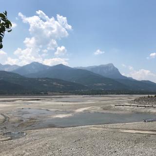 &nbsp;Une partie du lac de Serre-Ponçon est complètement asséchée. © Catherine Jagu