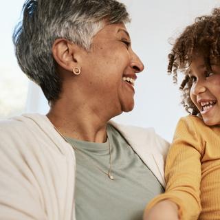 Pourquoi ce lien invisible entre grand-mère et petit-enfant laisse-t-il les scientifiques perplexes ? ©&nbsp;Jacob Wackerhausen, iStock
