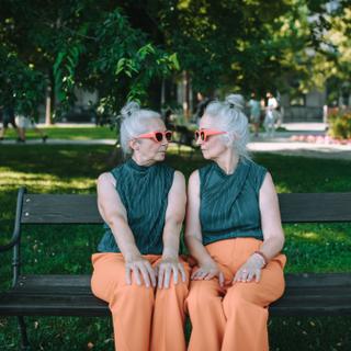 Um grande estudo com gêmeos questiona a crença de que os genes têm pouca influência na longevidade. © Halfpoint, Adobe Stock