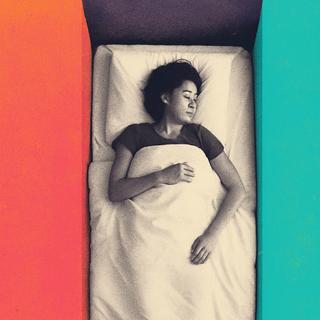 Diante de acordar à noite e do passar das horas, muitos subestimam o real impacto da falta de sono. Pesquisadores da Oregon Health & Science University estão alertando agora sobre os efeitos silenciosos dessas noites mais curtas. © XD com ChatGPT