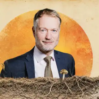 Ce que vous voyez n’est que la surface : dans chaque gramme de ce sol, des dizaines de millions de vies luttent contre la sécheresse. Photomontage créée à l'aide d'un outil IA. © Portrait de M.-A. Selosse : Hugues Siegenthaler ; photomontage : Xavier Demeersman, Futura
