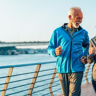 La marche, souvent perçue comme une activité physique douce, recèle en réalité un potentiel insoupçonné pour affiner la silhouette et favoriser la perte de poids. © Filadendron, iStock