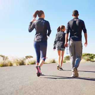 Movimentar-se, caminhar, pular, praticar atividade física é essencial para combater o sedentarismo e prevenir o diabetes. © PeopleImages.com, Yuri A, Shutterstock