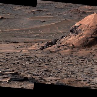 Le rover Curiosity de la Nasa a photographié le 11 juin 2026 cette butte surmontée de sable, surnommée « Miraflores », dont la hauteur est estimée à environ 6 mètres. La zone environnante comprend une étendue de terrain parsemée de formations de surface appelées des polygones. ©&nbsp;Nasa, JPL-Caltech, MSSS