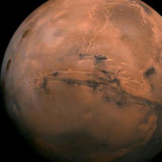 Uma vista da superfície de Marte com seu famoso cânion, Valles Marineris. © NASA-Caltech
