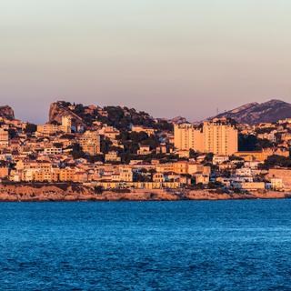 Le port de Marseille Fos accueille désormais 5 data centers qui soulèvent de nombreux questionnements quant à leur impact écologique, et alors que l'installation d'une douzaine d'autres est en projet à moyen terme. © Henryk Sadura, Adobe Stock