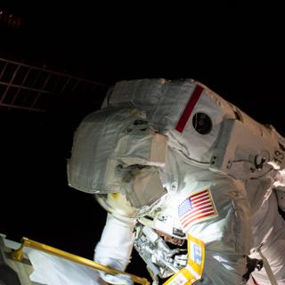 L&#39;astronaute de la Nasa Anne McClain (photo) a passé six heures et 36 minutes dans l&#39;espace le 22 mars 2019, lors de la première sortie extravéhiculaire de sa carrière, aux côtés de son compatriote Nick Hague, pour installer des batteries plus performantes sur les panneaux solaires de l&#39;ISS. © Nasa