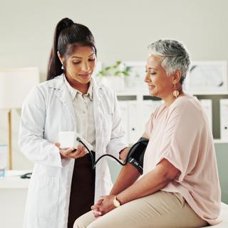 Alors que l'hypertension touche près d'un adulte sur trois, des chercheurs se sont intéressés à l'impact de certains aliments encore peu consommés dans les pays occidentaux. Leurs résultats suggèrent un lien avec une diminution importante du risque de développer cette maladie. © CC2000/peopleimages.com, Adobe Stock