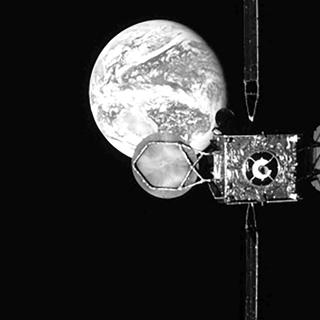 O satélite de telecomunicações Intelsat 901, visto do rebocador espacial MEV-1, antes de atracar. © Northrop Grumman