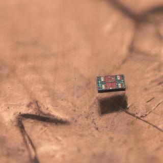 Un microrobot sur une pièce d’un cent. © Michael Simari