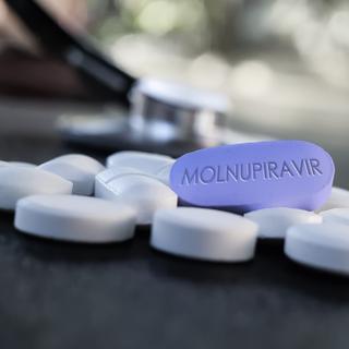 Le molnupiravir est le 1er traitement oral contre la Covi19. © Soni&#39;s, Adobe Stock