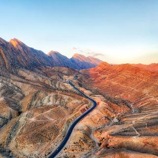 A compressão tectónica e o efeito do sal combinaram-se para formar os incríveis relevos do Irão, tal como o Estreito de Ormuz, que se tornou nas últimas décadas uma passagem crítica para o comércio de hidrocarbonetos. © Lucas, Adobe Stock