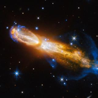 La nébuleuse de la Calabash, photographiée ici, dont le nom technique est OH 231,8+04,2, est un exemple spectaculaire de la mort d’une étoile de faible masse comme le Soleil. Cette image prise par le télescope spatial Hubble de la Nasa/ESA montre l’étoile en train de subir une transformation rapide d’une géante rouge en une nébuleuse planétaire, au cours de laquelle elle expulse ses couches externes de gaz et de poussière dans l’espace environnant. Il s'agit donc d'une protonébuleuse planétaire.La nébuleuse est également connue sous le nom de nébuleuse de l'œuf pourri, car elle contient beaucoup de soufre, un élément qui, lorsqu'il est combiné à d'autres éléments, sent l'œuf pourri. Heureusement, il se trouve à plus de 5 000 années-lumière de la Terre, dans la constellation de la Poupe. © ESA/Hubble et NASA. Remerciements : Judy Schmidt