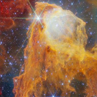 Cette image du mois, capturée par le télescope spatial James-Webb (Nasa, ESA, CSA), nous transporte dans un univers féerique au sein de notre propre Galaxie, où la lumière perçante des étoiles et des vents impétueux sculptent des nuages ​​de poussière en formes originales. Cette scène provient de la nébuleuse de la Carène, située à seulement 7 500 années-lumière de nous, dans la constellation de la Carène.&nbsp;©&nbsp;ESA, Webb, Nasa&nbsp;&amp; CSA, M. Reiter