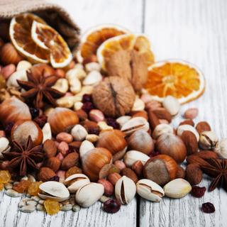 De acordo com um estudo, as pessoas que comem nozes duas ou mais vezes por semana têm um risco 17% reduzido de morte cardíaca. © Almaje / IStock.com