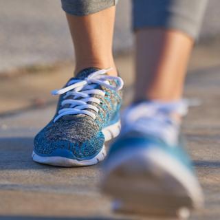 Les experts révèlent enfin combien de pas vous devriez faire chaque jour selon votre âge. © Jorge Alcazar Narvaez, iStock