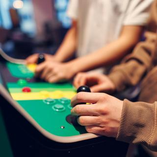 Pourquoi rejouez-vous à vos jeux d'enfance ? Les psychologues avancent une réponse inattendue et expliquent ce mécanisme classique de la nostalgie.&nbsp;©&nbsp;Imgorthand, iStock