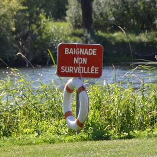 Pendant les canicules, la recherche de fraîcheur attire davantage de personnes vers les rivières et les plans d’eau. Dans les lieux non surveillés ou interdits à la baignade, le risque de noyade peut être sous-estimé.&nbsp;© Céline, Adobe Stock&nbsp;