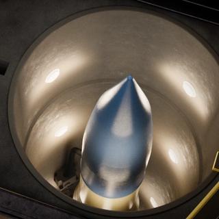 Impressão artística do futuro ICBM em seu silo de disparo. A grossa porta blindada está aberta. © Força Aérea dos EUA
