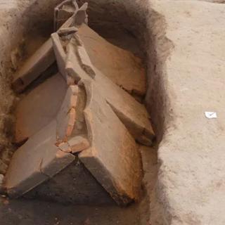 Em Olbia, uma antiga pira funerária romana foi convertida num túmulo coberto. © Sylvie Duchesne, Inrap