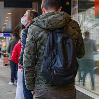 Omicron est un casse-tête qui brouille les cartes&amp;nbsp;car il est moins sévère mais beaucoup plus transmissible. © Peeradontax, Adobe Stock