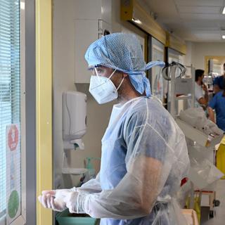 Les personnes infectées avec Omicron ont moitié moins de risque d&#39;être hospitalisées que celles avec Delta. © Nicolas Tucat, AFP