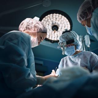 L'opération devait durer une heure. Le patient est finalement resté cinq heures sur la table d’opération.&nbsp;©&nbsp;Georgii, Adobe Stock