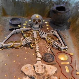Dans ce cimetière vieux de plus de 6 600 ans, les plus anciens bijoux en or jamais découverts racontent la naissance du pouvoir et&nbsp;du prestige. Illustration générée à l'aide d'une IA.&nbsp;©&nbsp;Albin Marciniak, Adobe Stock.
