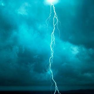 Les orages s’accompagnent d’une baisse de pression atmosphérique, un facteur de déclenchement des migraines chez certaines personnes. © trendobjects, Adobe Stock