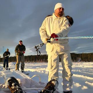Le major Mathew Hefner, commandant de la mission Musk Ox II dans l'Arctique, s'entraîne en Norvège en portant des vêtements qui fournissent des informations en temps réel sur sa santé et son activité. © US Army Cold Regions Research and Engineering Lab