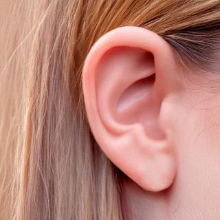 L’analyse de la composition du cérumen des oreilles permettrait de détecter la maladie de Parkinson. © António Duarte, Adobe Stock