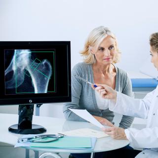 L'ostéodensitométrie est l'examen qui permet de vérifier la perte osseuse. ©  RFBSIP, Adobe Stock