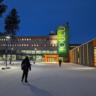 A Universidade de Oulu é uma cidade pequena com pequenas lojas, muitas áreas de relaxamento e um fabuloso. Aqui, 250 projetos de pesquisa giram em torno de telecomunicações sem fio. © Sylvain Biget