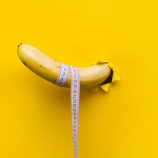 O pênis em formato de banana é caracterizado por uma curvatura para a esquerda ou para a direita. © shchus, Adobe Stock 