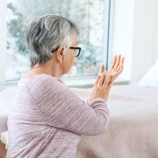 Chez les personnes atteintes de Parkinson, le côté du corps touché en premier,&nbsp;ici la main droite, pourrait prédire la nature des troubles à venir, cognitifs ou émotionnels, selon une étude récente.&nbsp;© Pixel-Shot, Adobe Stock