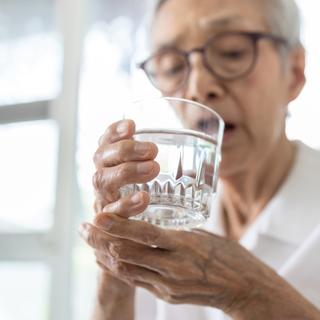 Certains symptômes non moteurs, comme les troubles de l'odorat, du sommeil ou de la digestion, peuvent précéder de plusieurs années les manifestations motrices de la maladie de Parkinson. ©&nbsp;Satjawat, Adobe Stock