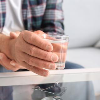 Le tremblement&nbsp;des mains est un des signes typiques de la maladie de Parkinson. © Pixel-Shot, Adobe Stock