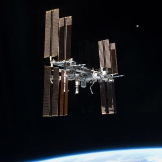 La Station spatiale vue par le dernier équipage d&#39;une navette, en juillet 2011. Longue de 109 mètres pour une masse de 420 tonnes, l&#39;ISS est quatre fois plus grande que l’ancienne station spatiale russe Mir et environ cinq fois plus grande que le Skylab américain des années 1970. © Nasa