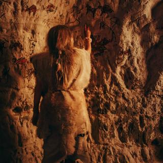 Image générée par intelligence artificielle d'un homme préhistorique dans une grotte. © Gorodenkoff, Adobe Stock