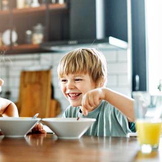 O café da manhã pode influenciar positivamente o desempenho acadêmico das crianças... se escolhermos corretamente os alimentos que o compõem! © Lumos sp, Adobe Stock