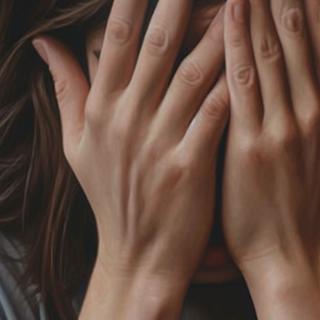 Cuidado com as moscas enquanto corre! Eles podem colocar vermes parasitas em seus olhos. © Ratna, Adobe Stock