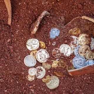 Ils découvrent 3,75 kg d’or pur dans un mur : un trésor vieux de plus d’un siècle. © ivstiv, iStock