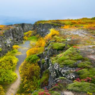 Quando um continente se abre, o manto litosférico deforma-se tanto quanto a crosta sobrejacente. © Nido Huebl, Adobe Stock