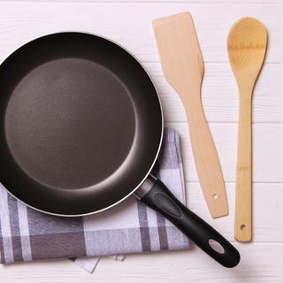 Panelas de Teflon danificadas liberam microplásticos que contaminam os alimentos. © Estúdio Urso Branco, Fotolia