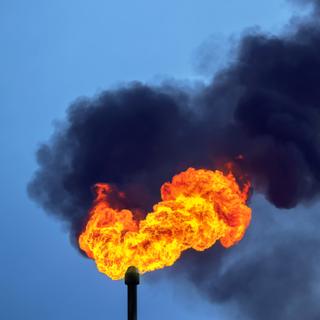 Certains sites de l'industrie pétrolière laissent s'échapper des quantités énormes de méthane de leurs installations. © Leonid Ikan, Adobe Stock