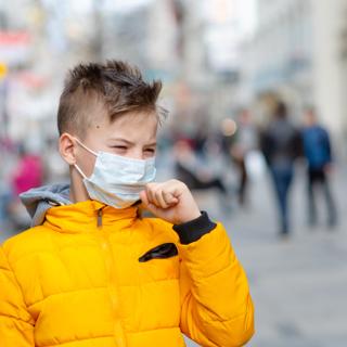 A poluição do ar atmosférico afecta particularmente as crianças cujos corpos e sistemas imunitários ainda estão em crescimento. © Ermolaeva Olga, Adobe Stock